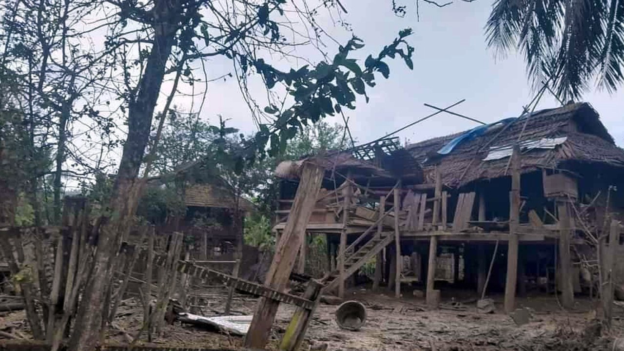 မကွေးတိုင်း၊ ထီးလင်းမြို့နယ်၊ အိုင်မကျေးရွာတွင် ၂၀၂၄ ခုနှစ်၊ အောက်တိုဘာလ ၂၂ ရက်နေ့က စစ်ကောင်စီမှ လေကြောင်းတိုက်ခိုက်ခံရပြီး အပျက်အစီးများအား တွေ့ရစဉ်။ (Citizen Photo)