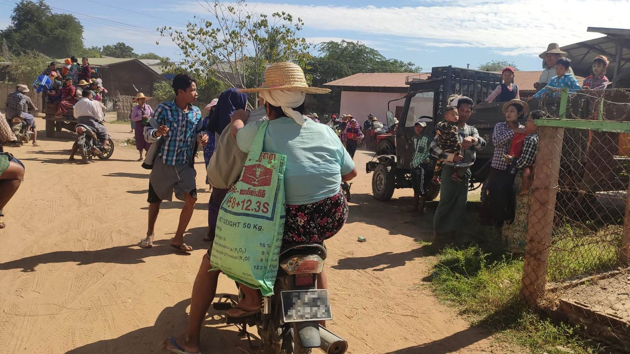စစ်ကိုင်းတိုင်း၊ ခင်ဦးမြို့နယ်အတွင်း စစ်ကောင်စီတပ် စစ်ကြောင်းထိုးနေသဖြင့် ထွက်ပြေးနေကြရသည့် ဒေသခံများအား ၂၀၂၄ ခုနှစ်‌၊ ဖေဖော်ဝါရီလ ၁ ရက်နေ့တွင် တွေ့ရစဉ်။ (ဓာတ်ပုံ - ခင်ဦးမြို့နယ် သတင်းမှန်ပြန်ကြားရေး)