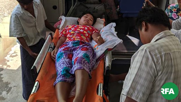 buthidaung-student-injure-622.jpg ကျည်ထိမှန်ခဲ့တဲ့ ဘူးသီးတောင်မြို့နယ် စစ်ဘေးဒုက္ခသည်စခန်းက ကျောင်းသူမမြသဇင် ကို ၂၀၁၉ အောက်တိုဘာ ၃ ရက်နေ့က စစ်တွေဆေးရုံကိုပို့ဆောင်စဉ်
