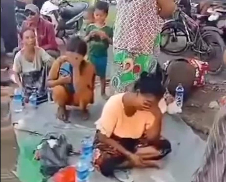 ဗျိုင်းဖြူရွာမှ ကလေးများနှင့် အမျိုးသမီးအချို့အား ၂၀၂၄ ခုနှစ် မေလ ၃၁ ရက်နေ့က စစ်တွေမြို့ရှိ ဝင်္ကဘာကွင်းတွင် တွေ့ရစဥ်။ (Screenshot Video: Citizen Journalist)