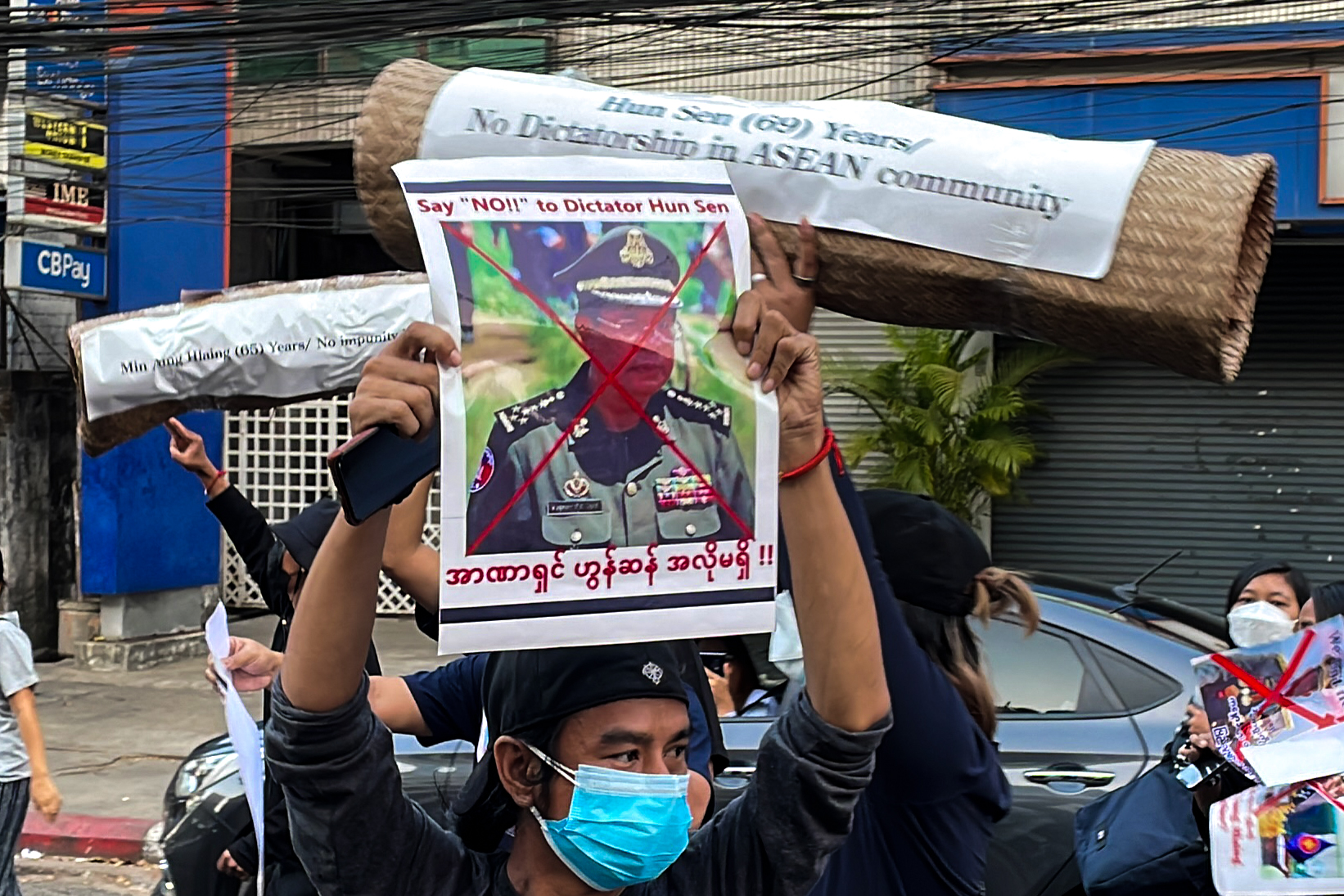 ကမ္ဘောဒီးယားဝန်ကြီးချုပ် ဟွန်ဆန်ကို အလိုမရှိကြောင်း ဇန်နဝါရီ ၈ ရက်နေ့က ရန်ကုန်မှာ လူငယ်တွေ ဆန္ဒပြစဥ်