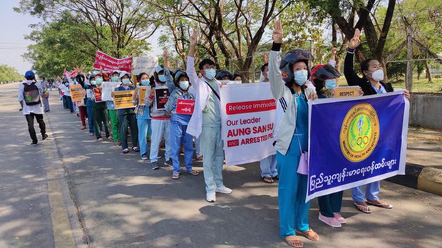 CDM ဆရာဝန်နဲ့ ကျန်းမာရေးဝန်ထမ်းတွေကို စစ်ကောင်စီ ဆက်လက်ဖိနှိပ်နေ CDM ဆရာဝန်နဲ့ ကျန်းမာရေးဝန်ထမ်းတွေကို စစ်ကောင်စီ ဆက်လက်ဖိနှိပ်နေ