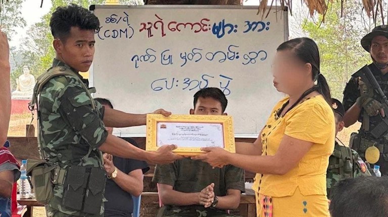 ကြာအင်းဆိပ်ကြီးမြို့နယ်အတွင်းရှိ CDM စစ်သားနှင့်ရဲများအား NUG ကာကွယ်ရေးဝန်ကြီးဌာနမှ အသိအမှတ်ပြုလက်မှတ် ပေးအပ်ပွဲအခမ်းအနားအား ၂ဝ၂၃ ခုနှစ် မတ်လအတွင်းက ပြုလုပ်ခဲ့စဉ်။ (Photo:  NUG Ministry of defense)