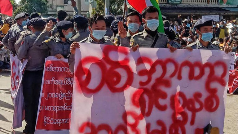 ၂၀၂၁ ခုနှစ်၊ ဖေဖော်ဝါရီလက CDM လှုပ်ရှားမှုတွင် ပါဝင်လာသော ကယားပြည်နယ်က ရဲတပ်ဖွဲ့ဝင်များအား လွိုင်ကော်မြို့ စစ်အာဏာရှင်ဆန့်ကျင်ရေး ဆန္ဒပြပွဲတစ်ခုတွင် တွေ့ရစဉ်။ ( Photo : RFA)