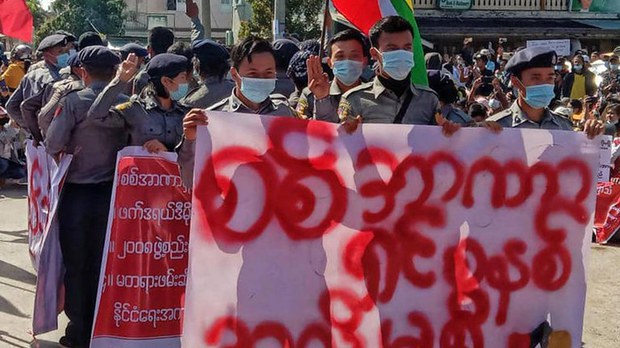 CDM ပါဝင်လာတဲ့ စစ်သားနဲ့ရဲတွေကို ပြည်သူ့သားကောင်းအဖွဲ့က ကျပ် ၆၆ သိန်းချီးမြှင့် CDM ပါဝင်လာတဲ့ စစ်သားနဲ့ရဲတွေကို ပြည်သူ့သားကောင်းအဖွဲ့က ကျပ် ၆၆ သိန်းချီးမြှင့်