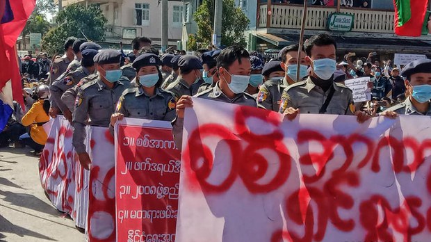 ထောက်ပံ့ကြေး မလုံလောက်တာကြောင့် CDM ရဲနဲ့ စစ်သည်အချို့ အခက်အခဲဖြစ်နေ ထောက်ပံ့ကြေး မလုံလောက်တာကြောင့် CDM ရဲနဲ့ စစ်သည်အချို့ အခက်အခဲဖြစ်နေ