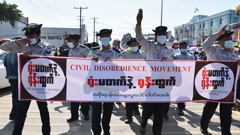 စစ်အာဏာဖီဆန်ရေး CDM လူထုလှုပ်ရှားမှုတွင် အစိုးရဝန်ထမ်းများ ပါဝင်ဆန္ဒပြနေကြသည်ကို ၂၀၂၁ ခုနှစ်၊ ဖေဖော်ဝါရီလအတွင်းက တွေ့ရစဉ်။ (Photo: RFA)
