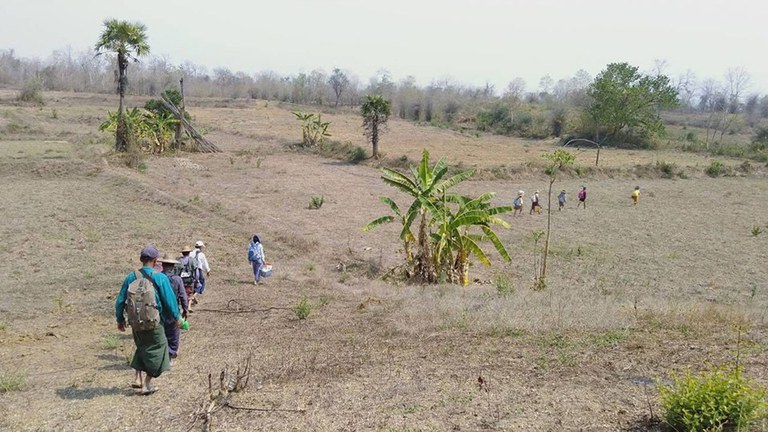 မကွေးတိုင်း၊ ဂန့်ဂေါမြို့နယ်တွင် စစ်ကောင်စီတပ် စစ်ကြောင်းထိုးသဖြင့် ဒေသခံများ ထွက်ပြေးနေရသည်ကို ၂၀၂၃ ခုနှစ်၊ ဧပြီလက တွေ့ရစဉ်။ (Citizen Photo)