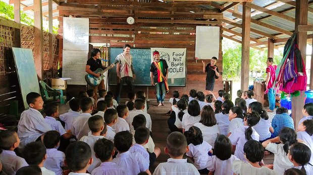 စစ်ဘေးဒုက္ခသည်ကလေးတွေကို ကူညီနေတဲ့ လူငယ်တစ်ဦး စစ်ဘေးဒုက္ခသည်ကလေးတွေကို ကူညီနေတဲ့ လူငယ်တစ်ဦး