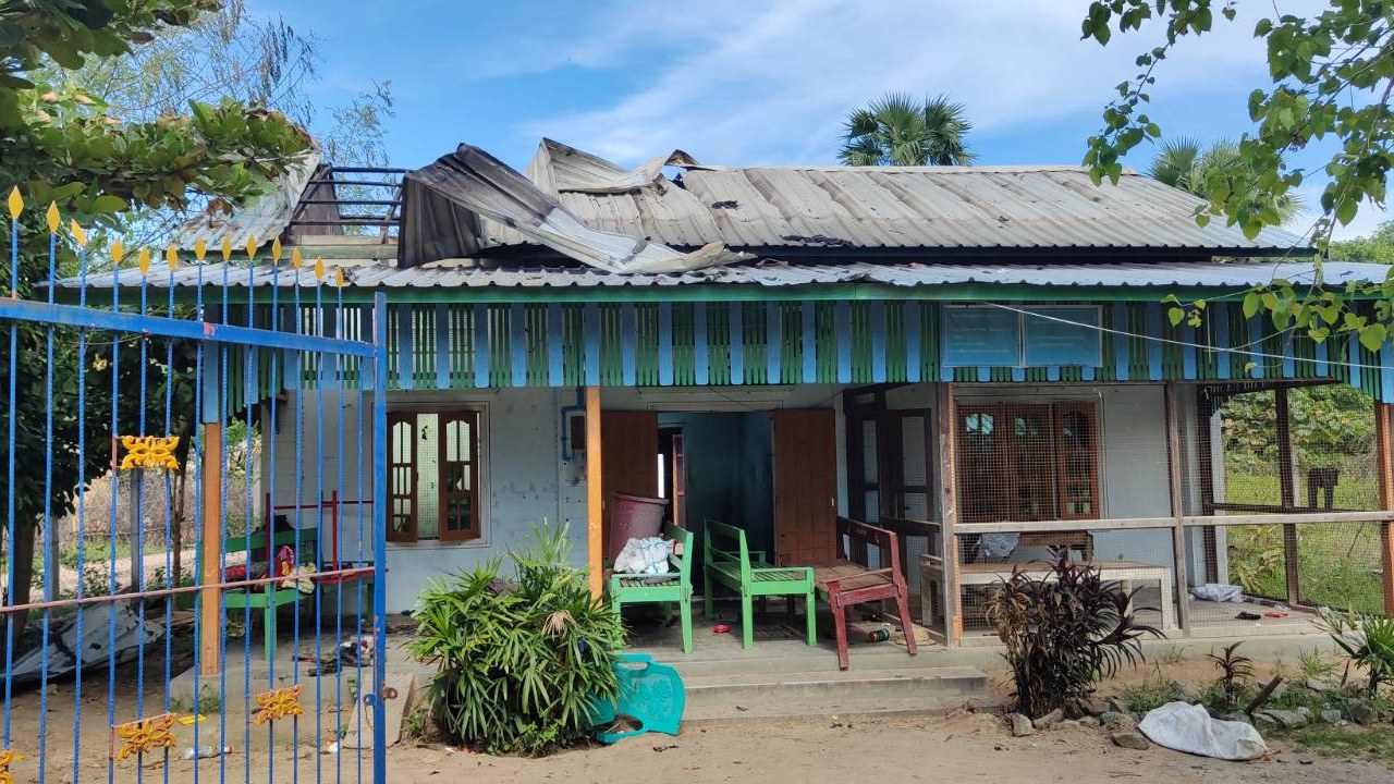 စစ်ကိုင်းတိုင်း၊ ဒီပဲယင်းမြို့နယ်၊ လက်ယက်ကုန်းရွာအား စစ်ကောင်စီတပ်မှ ရဟတ်ယာဉ်နဲ့ ပစ်ခတ်ခဲ့တာကြောင့် ပျက်စီးခဲ့သည့် စာသင်ကျောင်းကို ၂၀၂၂ ခုနှစ် စက်တင်ဘာလ ၁၆ ရက်နေ့က တွေ့ရစဉ်။ (Citizen Photo)