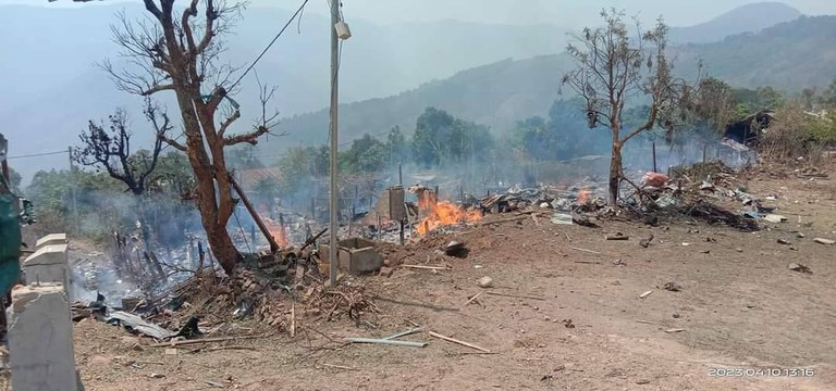 စစ်ကောင်စီတပ် လေကြောင်းဗုံးကြဲခဲ့သည့် ချင်းပြည်နယ် ဝေဘူလမြို့မှ မီး‌လောင်ပျက်စီးသွားသော နေအိမ်အချို့အား ၂၀၂၃ ခုနှစ်၊ ဧပြီလ ၁၀ ရက်နေ့က တွေ့ရစဉ်။ (Photo: Citizen Journalist)