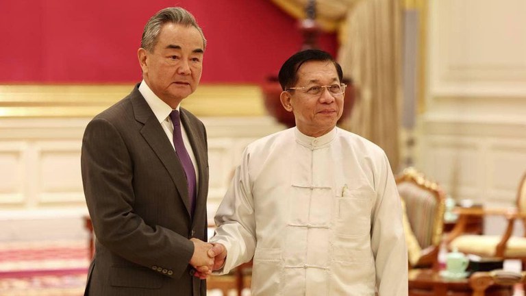 တရုတ်နိုင်ငံခြားရေးဝန်ကြီး ဝမ်ယိနှင့် ဗိုလ်ချုပ်မှူးကြီး မင်းအောင်လှိုင်တို့ နေပြည်တော်ရှိ သံတမန်ဧည့်ခန်းဆောင်တွင် ၂၀၂၄ ခုနှစ် ဩဂုတ်လ ၁၄ ရက်နေ့က တွေ့ဆုံစဉ်။ (Photo : Myanmar Military)