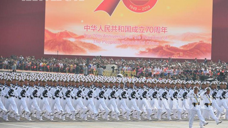 တရုတ်နိုင်ငံ ထူထောင်ခြင်း နှစ် ၇ဝ ပြည့်အခမ်းအနား ဂုဏ်ပြုစစ်ရေးပြချီတက်ပွဲကို တက်ရောက်သည့် တရုတ်လွတ်မြောက်ရေးတပ်မတော်(PLA) တပ်ဖွဲ့ ဝင်များအား ၂၀၂၃ ခုနှစ်၊ အောက်တိုဘာ ၁ ရက်နေ့ကတွေ့ရစဉ်။ (Photo: Xinhua)