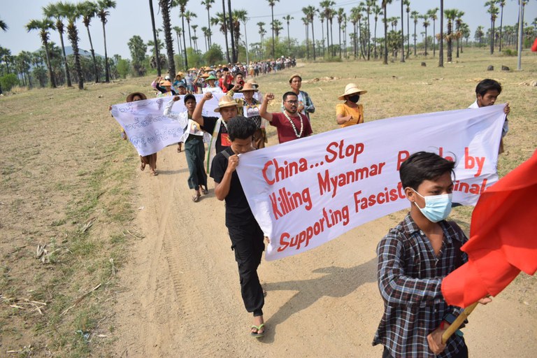 စစ်ကောင်စီအား ထောက်ခံနေသည့် တရုတ်အစိုးရကို ဆန့်ကျင်ကြောင်း ယင်းမာပင်၊ ဆားလင်းကြီး ရွာပေါင်းစုံ သပိတ်စစ်ကြောင်း ၂၀၂၃ ခုနှစ် မေလ ၈ ရက်နေ့က ဆန္ဒပြခဲ့စဉ်။ (Photo: Citizen Journalist)