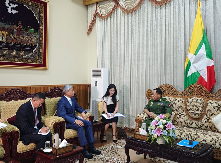 မြန်မာနိုင်ငံဆိုင်ရာ တရုတ်သံအမတ်ကြီးနှင့် စစ်ကောင်စီရဲ့ ပြည်ထဲရေးဝန်ကြီး ဒုတိယဗိုလ်ချုပ်ကြီး ရာပြည့် တွေ့ဆုံနေမှုအား ၂၀၂၄ ခုနှစ်၊ ဧပြီလ ၁၁ ရက်နေ့က တရုတ်သံရုံးမှ ထုတ်ပြန်ထားစဉ်။ (ဓာတ်ပုံ - မြန်မာနိုင်ငံဆိုင်ရာ တရုတ်သံရုံး)