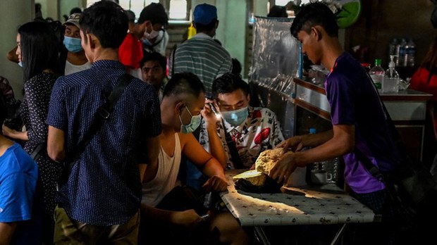 ဖားကန့်မှာ တရားမဝင် တရုတ် ကျောက်စျေးကွက် ကြီးထွားနေ ဖားကန့်မှာ တရားမဝင် တရုတ် ကျောက်စျေးကွက် ကြီးထွားနေ