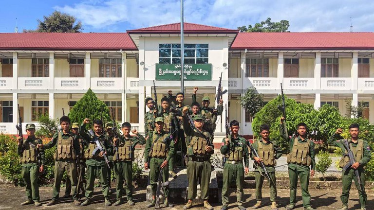 သိန္နီမြို့နယ်အတွင်းရှိ ထွေအုပ်ရုံးကို  MNDAA ပူးပေါင်းအဖွဲ့ ၂၀၂၃ ခုနှစ် အောက်တိုဘာလ ၃၀ ရက်နေ့က တိုက်ခိုက်သိမ်းပိုက်ခဲ့စဉ်။ (Photo: The Kokang)