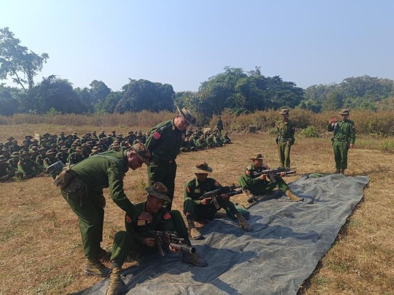စစ်ကောင်စီ လက်အောက်ခံ ပြည်သူ့စစ်တပ်ဖွဲ့ဝင်များအား ၂၀၂၅ ခုနှစ်၊ ဖေဖော်ဝါရီလ ၇ ရက်နေ့က တွေ့ရစဉ်။ (ပြည်သူ့စစ်မှုထမ်းများ စုစည်းရာ ဓာတ်ပုံ)
