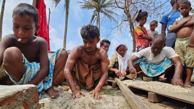စစ်တွေမှာ ရိုဟင်ဂျာတွေ စစ်သင်တန်းတက်ဖို့ အတင်းအဓမ္မ ထပ်မံစုဆောင်းခံနေရ စစ်တွေမှာ ရိုဟင်ဂျာတွေ စစ်သင်တန်းတက်ဖို့ အတင်းအဓမ္မ ထပ်မံစုဆောင်းခံနေရ