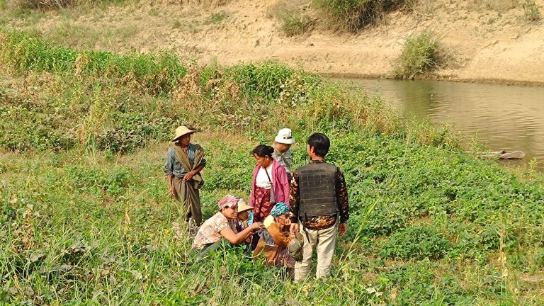 စစ်ကောင်စီတပ် စစ်ကြောင်းထိုးဝင်ရောက်မှုကြောင့် ထွက်ပြေးတိမ်းရှောင်လာသည့် ရေစကြိုမြို့နယ် ရေလယ်ကျွန်းကျေးရွာမှ ဒေသခံများအား ၂၀၂၃ ခုနှစ်၊ မေလ ၂၆ ရက်က တွေ့ရစဉ်။ (Photo:  Citizen Journalist)