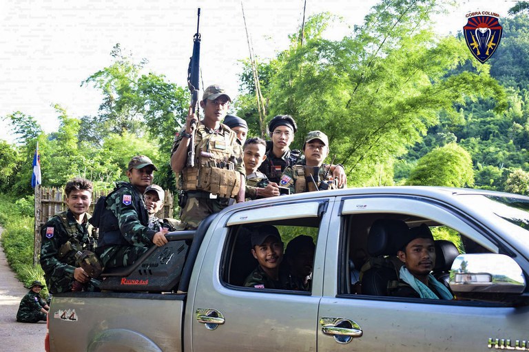 KNU တပ်မဟာ-၆ နယ်မြေအတွင်း ကားတစ်စီးပေါ်တွင် ကော်ဘရာစစ်ကြောင်း တပ်ဖွဲ့ဝင်များကို တွေ့ရစဉ်။ (Cobra Column)