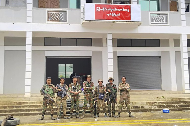 တအာင်းအမျိုးသားလွတ်မြောက်ရေးတပ်မတော်နှင့် မန္တလေးပြည်သူ့ကာကွယ်ရေးတပ်ဖွဲ့မှ တပ်ဖွဲ့ဝင်အချို့ကို ရှမ်းပြည်နယ် နောင်ချိုမြို့နယ်ရှိ မြန်မာနိုင်ငံစစ်မှုထမ်းဟောင်းအဖွဲ့ အဆောက်အအုံရှေ့တွင် ၂၀၂၄ ခုနှစ် ဇွန်လ ၂၆ ရက်နေ့က တွေ့ရစဉ်။ (Mandalay People’s Defence Force via AP)