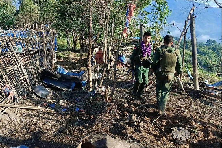 အောက်တိုဘာ ၂၈ ရက်၊ ၂၀၂၃ ခုနှစ်က ရှမ်းပြည်နယ်မြောက်ပိုင်းတွင် မြန်မာအမျိုးသားဒီမိုကရက်တစ်မဟာမိတ်တပ်မတော် (MNDAA) က စစ်ကောင်စီအခြေစိုက်စခန်းတစ်ခုကို သိမ်းပိုက်ပြီးနောက် တပ်ဖွဲ့ဝင်အချို့ကို တွေ့ရစဉ်။ (Kokang Information Network via AFP)