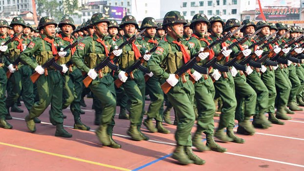 ဝပြည်သွေးစည်းညီညွတ်ရေးတပ်မတော်မှ တပ်ဖွဲ့ဝင်များကို ၂၀၁၉ ခုနှစ် ဧပြီလ ၁၇ ရက်နေ့က ပန်ဆန်းမြို့တွင်ပြုလုပ်သည့် စစ်ရေးပြ ချီတက်ပွဲတစ်ခုတွင် တွေ့ရစဉ်။ (RFA)