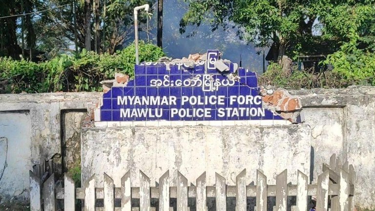 KIA၊ ABSDF၊ PDF နှင့်ပူးပေါင်းတပ်ဖွဲ့များ သိမ်းပိုက်ခဲ့သည့် အင်းတော်မြို့ ရဲစခန်းအား ၂၀၂၃ ခုနှစ်၊ ဒီဇင်ဘာ  ၁၃ ရက်နေ့ကတွေ့ရစဉ်။  (ဓာတ်ပုံ - မြေလတ်အသံ)