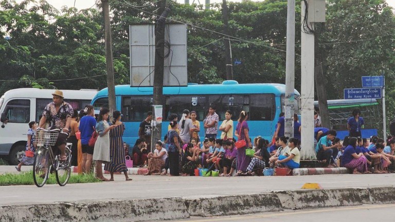 ရန်ကုန်တိုင်း၊ လှိုင်သာယာမြို့နယ်ရှိ အထည်ချုပ်စက်ရုံတစ်ခုမှ အလုပ်သမားများအား ၂၀၂၃ ခုနှစ်၊ စက်တင်ဘာလ ၁၃ ရက်နေ့က တွေ့ရစဥ်။ (RFA Photo)