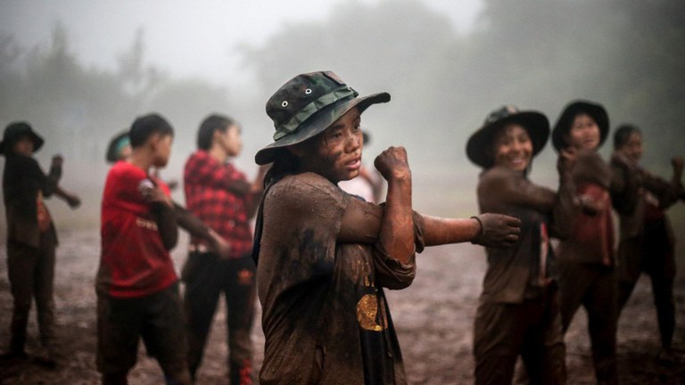 စစ်ရေးလေ့ကျင့်နေသည့် ကရင်နီအမျိုးသားကာကွယ်ရေးတပ်ဖွဲ့ (KNDF) အမျိုးသမီးအထူးတပ်ဖွဲ့ဝင်များအား ၂၀၂၂ ခုနှစ် မေလ ၂၄ ရက်နေ့က တွေ့ရစဉ်။  (AFP PHOTO / KARENNI NATIONALITIES DEFENCE FORCE (KNDF)