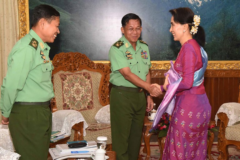 ၂ဝ၁၆ ခုနှစ် ဩဂုတ်လ ၉ ရက်နေ့က ဗိုလ်ချုပ်မှူးကြီး မင်းအောင်လှိုင်၊ ဒုတိယ ဗိုလ်ချုပ်မှူးကြီး စိုးဝင်းနှင့် ဒေါ်အောင်ဆန်းစုကြည်တို့ နေပြည်တော်တွင် တွေ့ဆုံစဉ်။ (Photo: AFP)