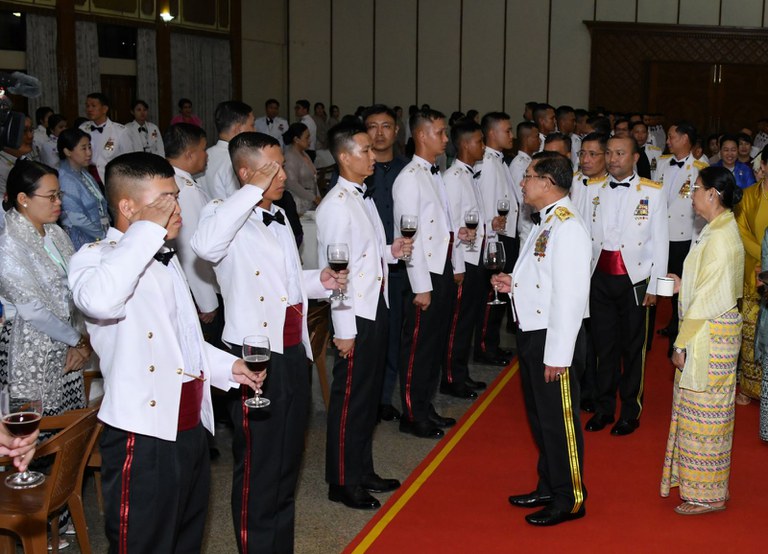 ၂ဝ၂၃ ခုနှစ် ဒီဇင်ဘာလ ၁၈ ရက်နေ့က ရန်ကုန်မြို့တွင် ကျင်းပသည့် တပ်မတော်ဆေးတက္ကသိုလ်၊ ဗိုလ်လောင်းသင်တန်းဆင်းပွဲ  တက်ရောက်လာသည့် ဗိုလ်ချုပ်မှူးကြီး မင်းအောင်လှိုင်။ (Photo: Myanmar Military)