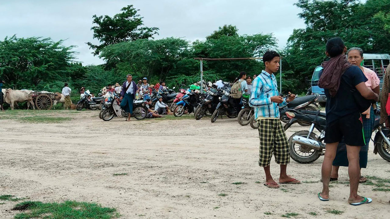 စစ်ကောင်စီတပ်စစ်ကြောင်းများကြောင့် ထွက်ပြေးနေကြရသည့် မကွေးတိုင်း၊ မြိုင်မြို့နယ်မှ ဒေသခံများအား ၂၀၂၃ ခုနှစ်၊ စက်တင်ဘာလ ၁၁ ရက်နေ့က တွေ့ရစဉ်။ (Photo: M.V.P Revolution Force)