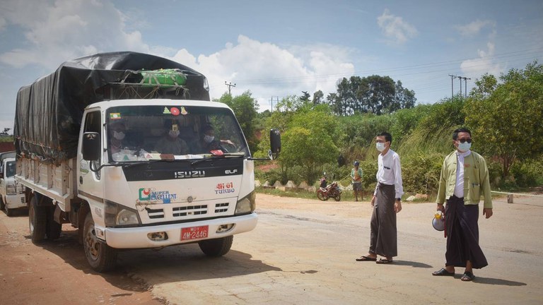 လားရှိုးမြို့အဝင်အထွက် တွင်ခရီးသည်တင်နှင့်ကုန်တင်ကားများအား ၂၀၂၀ အောက်တိုဘာ ၂ ရက်နေ့ ကျန်းမာရေးစစ်ဆေးနေစဥ်။ (RFA Photo)