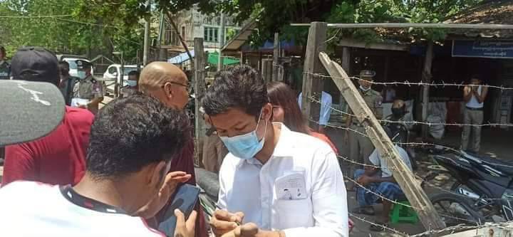 ပဲခူးတိုင်းဒေသကြီး ပြည်အကျဉ်းထောင်မှ လွတ်မြောက်လာသူများအား ၂၀၂၃ ခုနှစ်၊ မေလ ၃ ရက်နေ့က တွေ့ရစဉ်။ (Photo: Citizen Journalist)