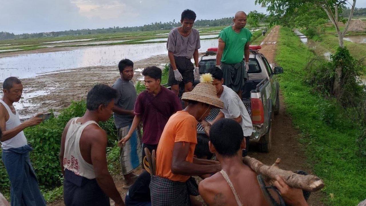 ရခိုင်ပြည်နယ်၊ ဂွမြို့နယ်တွင် မြေမြှုပ်မိုင်းနင်းမိပြီး သေဆုံးသွားသည့် ဒေသခံအား လူမှုကူညီရေးအသင်းမှ သယ်ဆောင်ပေးနေသည်ကို ၂၀၂၄ ခုနှစ်၊ ဇွန်လ ၂၉ ရက်နေ့က တွေ့ရစဥ်။ (Citizen Photo)