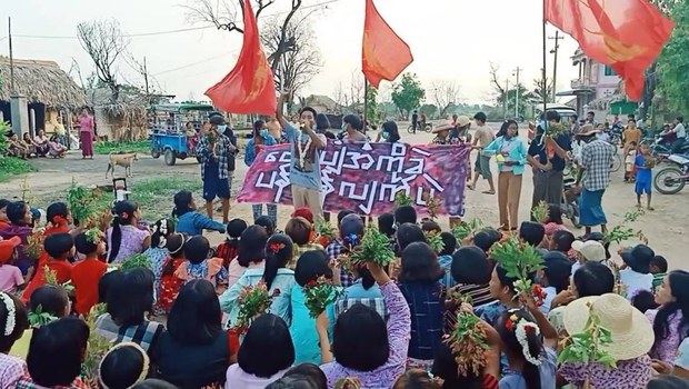 ဒေါ်အောင်ဆန်းစုကြည်မွေးနေ့မှာ ပန်းပန်တဲ့ အမျိုးသမီး ၁၂ ဦးထက်မနည်းဖမ်းဆီးခံရ ဒေါ်အောင်ဆန်းစုကြည်မွေးနေ့မှာ ပန်းပန်တဲ့ အမျိုးသမီး ၁၂ ဦးထက်မနည်းဖမ်းဆီးခံရ