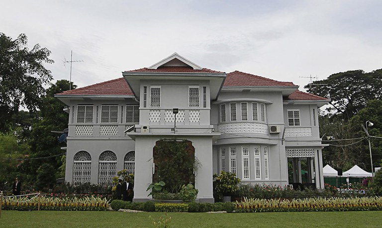 ရန်ကုန်မြို့ ဗဟန်းမြို့နယ် တက္ကသိုလ်ရိပ်သာလမ်း အမှတ် ၅၄ ရှိ ဒေါ်အောင်ဆန်းစုကြည့်၏ နေအိမ်အား ၂၀၁၂ ခုနှစ် နိုဝင်ဘာလ ၁၉ ရက်နေ့က တွေ့ရစဉ်။ (Photo: Reuters)