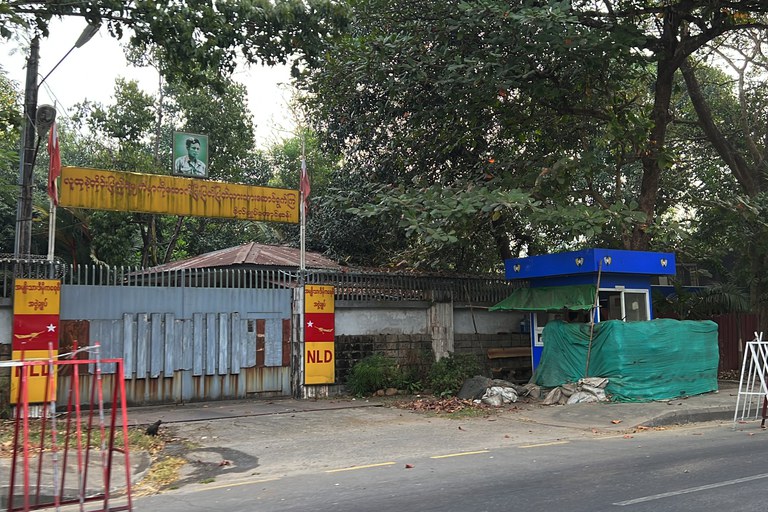 ရန်ကုန်မြို့ တက္ကသိုလ်ရိပ်သာလမ်းရှိ ဒေါ်အောင်ဆန်းစုကြည်၏ နေအိမ် အမှတ် (၅၄-၅၆) နေအိမ်ဝင်ပေါက်ကို ၂၀၂၂ ခုနှစ် ဖေဖော်ဝါရီလ ၁ ရက်နေ့က တွေ့ရစဉ်။ (Photo: RFA)
