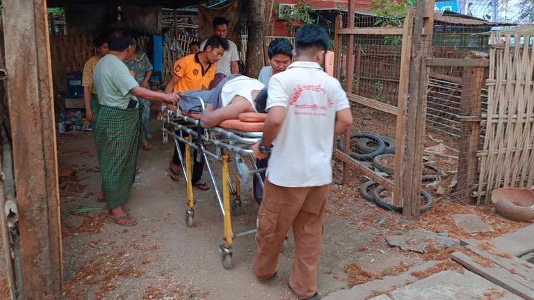 မကွေးမြို့ ပြည်တော်သာ(၁)လမ်းမှ အမျိုးသားတစ်ဦးမူးလဲသဖြင့် မကွေးတိုင်းပြည်သူ့ဆေးရုံကြီးသို့  ၂၀၂၄ ခုနှစ်၊ ဧပြီလ ၂၈ ရက်နေ့က ပို့ဆောင်ခဲ့ကြစဉ်။ (ဓာတ်ပုံ - မြေပြင် လူမှုကူညီရေးအသင်း)