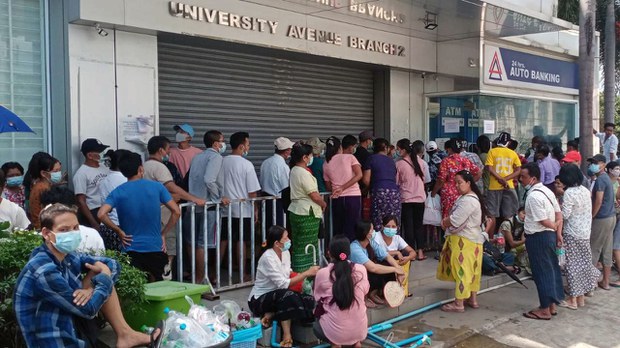 ရန်ကုန်မြို့ရှိ ဘဏ်တစ်ခုတွင် ATM စက်မှ ငွေထုတ်ယူရန် တန်းစီစောင့်ဆိုင်းနေသူများကို ၂၀၂၁ မတ်လ ၁၂ ရက်နေ့က တွေ့ရစဉ်။ (Photo: RFA)