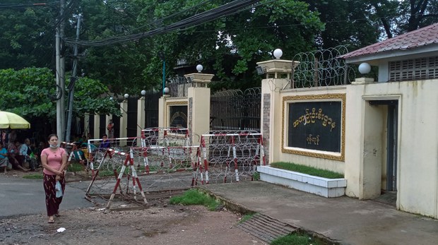 ၂၀၂၁ ဇွန်လ ၂၆ ရက်နေ့က ရန်ကုန်မြို့ အင်းစိန်အကျဉ်းထောင်ရှေ့တွင် စောင့်ဆိုင်းနေသူများကို တွေ့ရစဉ်။ (Photo: RFA)
