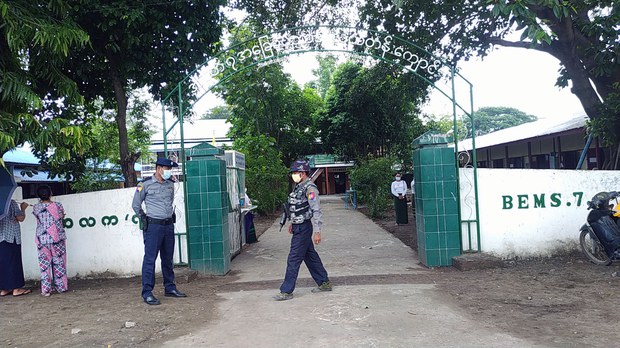 စစ်တွေမြို့ အမှတ် (၇) အခြေခံပညာအလယ်တန်းကျောင်းရှေ့တွင်  စစ်ကောင်စီရဲတပ်ဖွဲ့ဝင်များကို ၂၀၂၁ ဇွန်လ ၁ ရက်နေ့က တွေ့ရစဉ်။ (Photo: RFA)