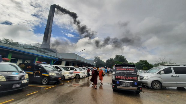 ရန်ကုန်မြို့ ရေဝေးသုဿာန်တွင် လူမှုကူညီရေးအသင်းယာဉ်များနှင့် သံဃာတော်များကို ၂၀၂၁ ဇူလိုင်လ ၁၂ ရက်နေ့က တွေ့ရစဉ်။ (Photo: Citizen Journalist)