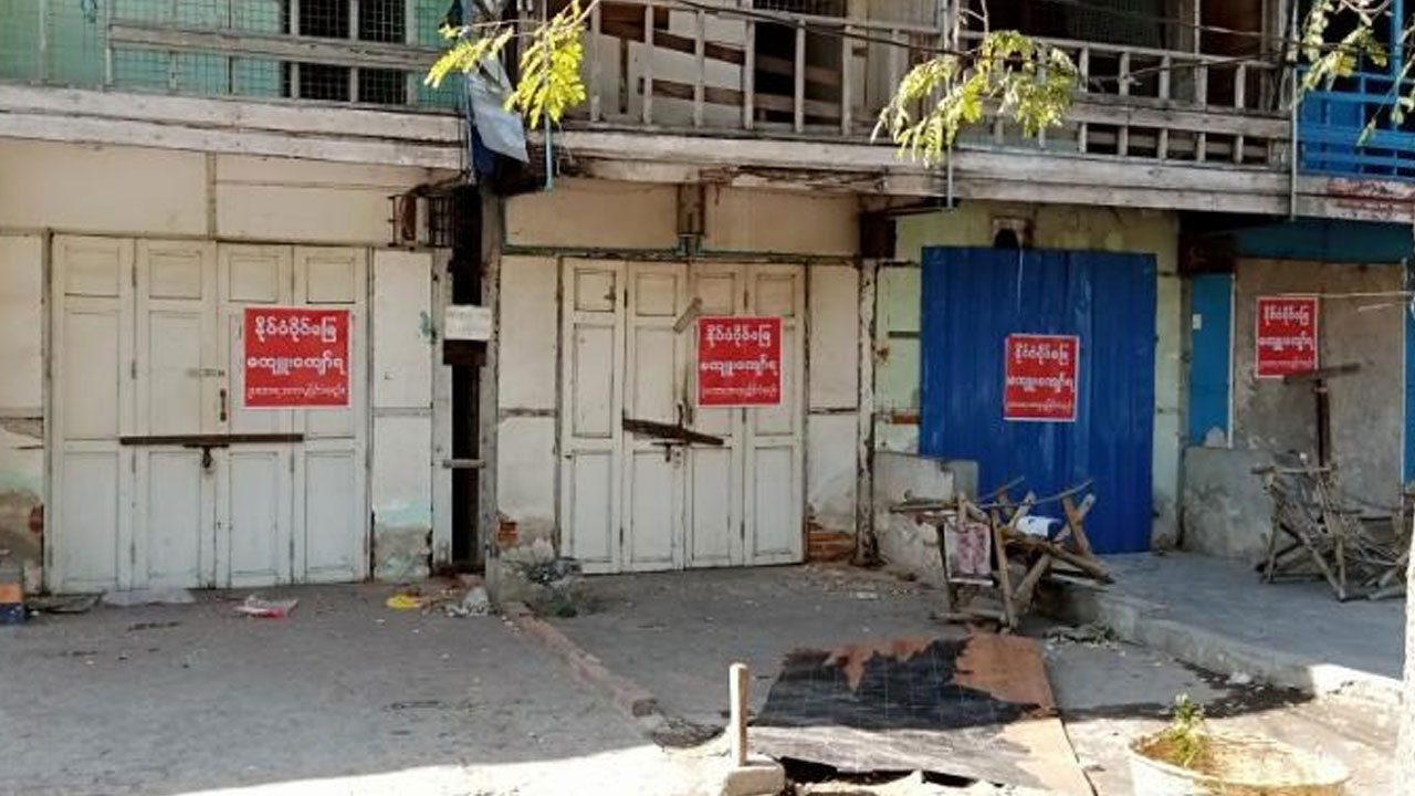 မန္တလေးမြို့၊ ချမ်းအေးသာစံမြို့နယ်၊ ဗထူးအားကစားကွင်းရှိ လူနေဆိုင်ခန်းအချို့အား "နိုင်ငံပိုင်မြေ မကျူးကျော်ရ" ဆိုသည့် စာတန်းများ ချိတ်ဆွဲထားသည်ကို ၂၀၂၅ ခုနှစ်၊ ဇန်နဝါရီလ ၂၆ ရက်နေ့တွင် တွေ့ရစဉ်။ (Citizen Photo)