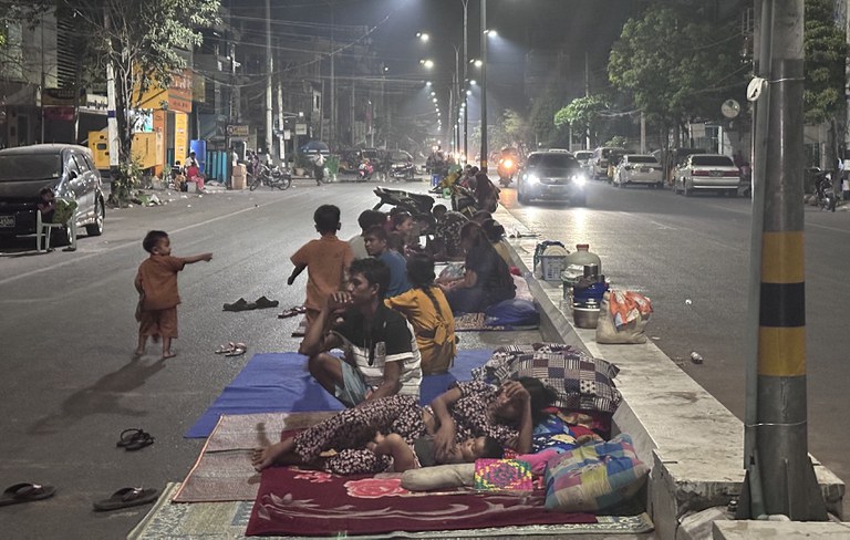 ငလျင်ကြောင့် မန္တလေးမြို့  ကားလမ်းမပေါ်တွင် နေထိုင်နေရသည့် ဒေသခံတချို့အား ဧပြီလ ၃ရက်တွင် တွေ့ရစဉ်။ RFA