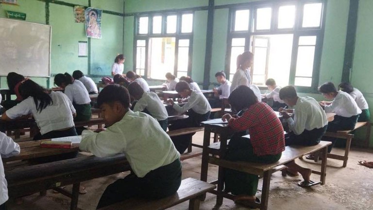 ၂ဝ၂၂ ခုနှစ် ဇူလိုင်လက စစ်ကိုင်းတိုင်း ကနီမြို့နယ်တွင် NUG ကြားကာလ ပညာရေးစနစ်နှင့် စာမေးပွဲဖြေဆိုနေစဉ်။ (Photo: Citizen Journalist)