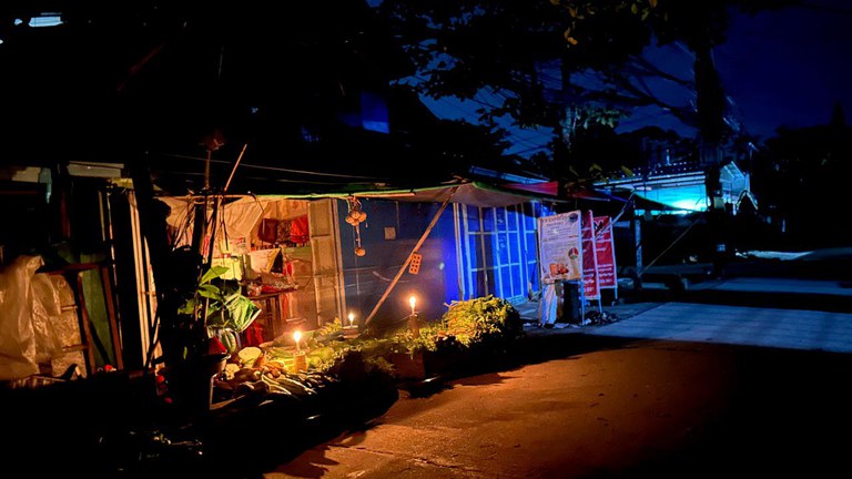 ရန်ကုန်မြို့တွင် လျှပ်စစ်ဓာတ်အား အချိန်ပိုင်းပေးမှုကြောင့် ကုန်စိမ်းဆိုင်တစ်ဆိုင်တွင် ဖယောင်းတိုင်ထွန်းကာ ရောင်းချနေသည်ကို ၂၀၂၃ ခုနှစ် စက်တင်ဘာလ ၂၁ ရက်နေ့ က တွေ့ရစဉ်။  (Photo: RFA)