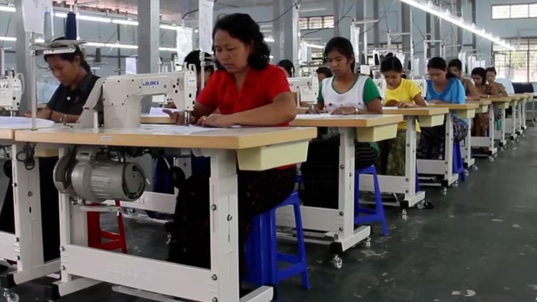 ရန်ကုန်မြို့ လှိုင်သာယာမြို့နယ်မှ အထည်ချုပ်စက်ရုံ အလုပ်သမားများအား ၂၀၂၀ ခုနှစ် မတ်လ ၁၀ ရက်နေ့က တွေ့ရစဉ်။ (Photo: RFA)